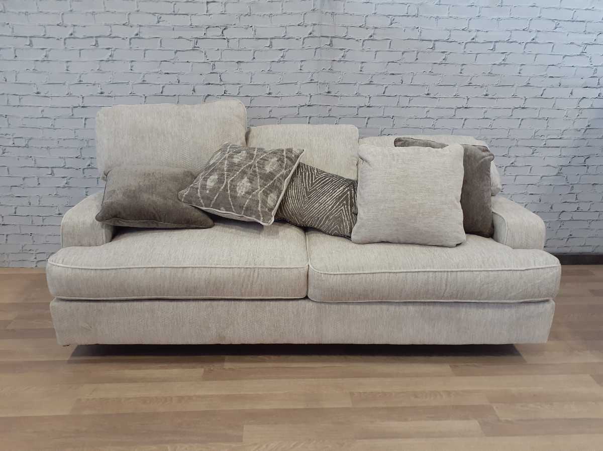 Alesandra-Exclusive Sofa - Gallery Image 10